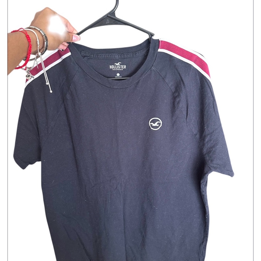 Hollister Men's black Crew Neck Tee with Burgundy Shoulder Stripes